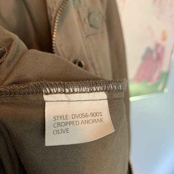Vince Cropped Anorak in Olive Green - Picture 4 of 4